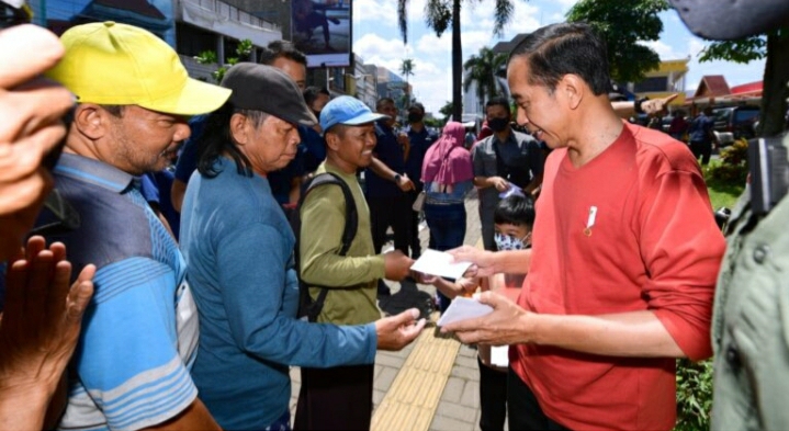 Presiden Jokowi Bagikan THR ke Pedagang di Pasar Legi Solo