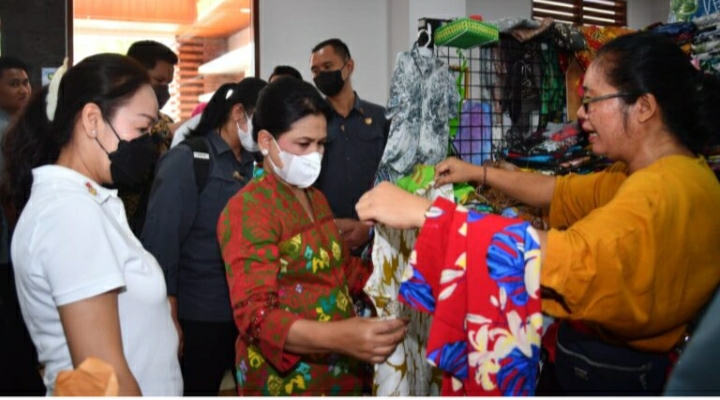 Ibu Iriana Jokowi Singgah di Pasar Seni Sukawati Gianyar Bali