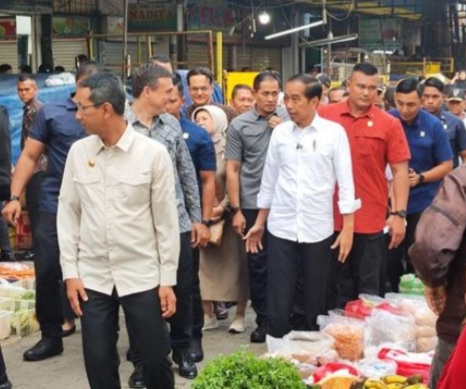 Presiden Jokowi Tinjau Harga Bahan Pangan di Pasar Palmerah